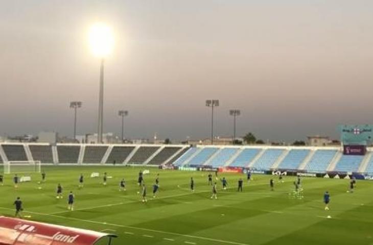 Timnas Inggris latihan di Doha, Qatar. (Twitter/@henrywhite)