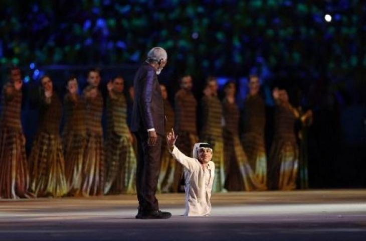 Ghanim Al-Muftah bersama aktor Morgan Freeman saat pembukaan Piala Dunia 2022. (AFP)