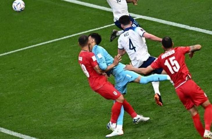 Kiper Iran, Alireza Beiranvand mengalami cedera saat menghadapi Inggris di matchday pertama Grup B Piala Dunia 2022. (Anne-Christine POUJOULAT / AFP)