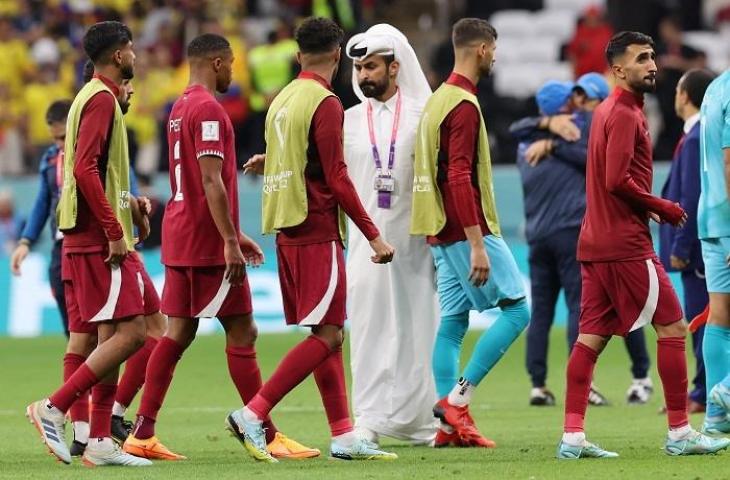 Pemain Timnas Qatar usai kalah 0-2 dari Ekuador di matchday pertama Grup A Piala Dunia 2022 yang digelar di Al Bayt, Al Khor, Minggu (20/11/2022) malam. (AFP/Karim Jaafar)