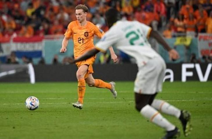 Gelandang Belanda, Frenkie de Jong menjadi sorotan karena remas alat vital pemain Senegal. (OZAN KOSE / AFP)