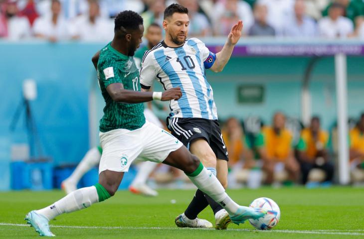 Aksi penyerang Timnas Argentina Lionel Messi saat lawan Arab Saudi di Grup C Piala Dunia 2022. (AFP/Odd Andersen)