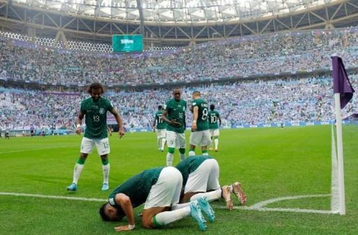 Penyerang Arab Saudi, Saleh Al-Shehri sujud syukur usai bobol gawang Argentina di Piala Dunia 2022. (AFP)