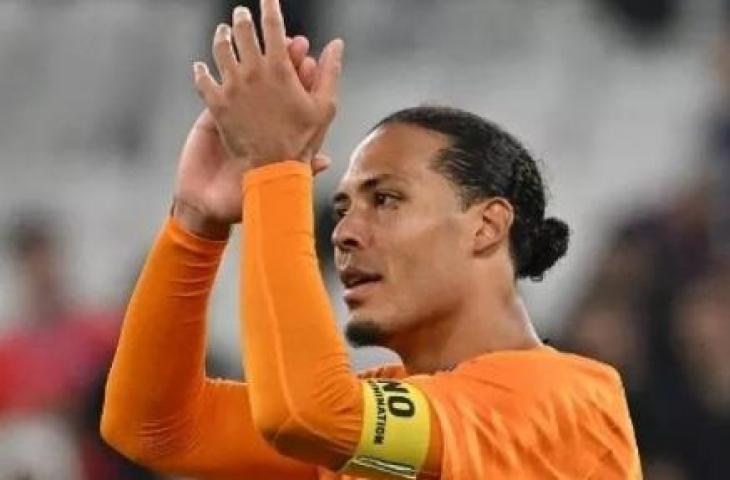 Bek Belanda Virgil van Dijk memuji para suporter setelah pertandingan sepak bola Grup A Piala Dunia 2022 Qatar antara Senegal dan Belanda di Stadion Al-Thumama di Doha pada 21 November 2022. Alberto PIZZOLI / AFP