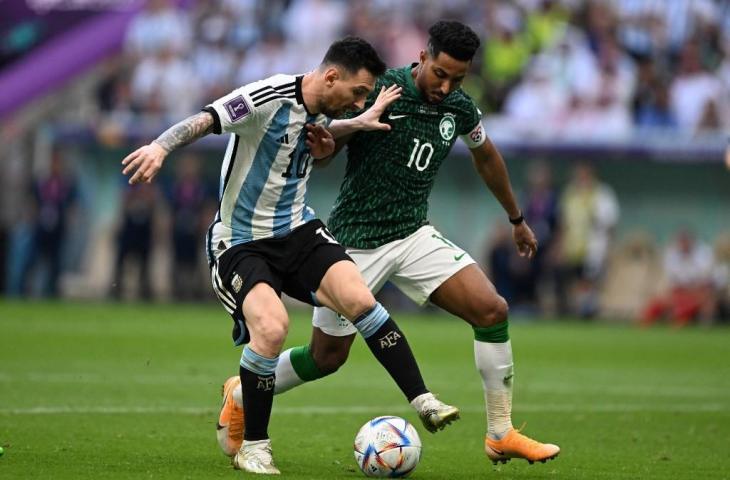 Gelandang Arab Saudi, Salem Al-Dawsari, berebut bola dengan Lionel Messi selama pertandingan Grup C Piala Dunia 2022 melawan Arab Saudi di Stadion Lusail di Lusail, Utara Doha pada November 22, 2022. (AFP/Kirill Kudryactsev)