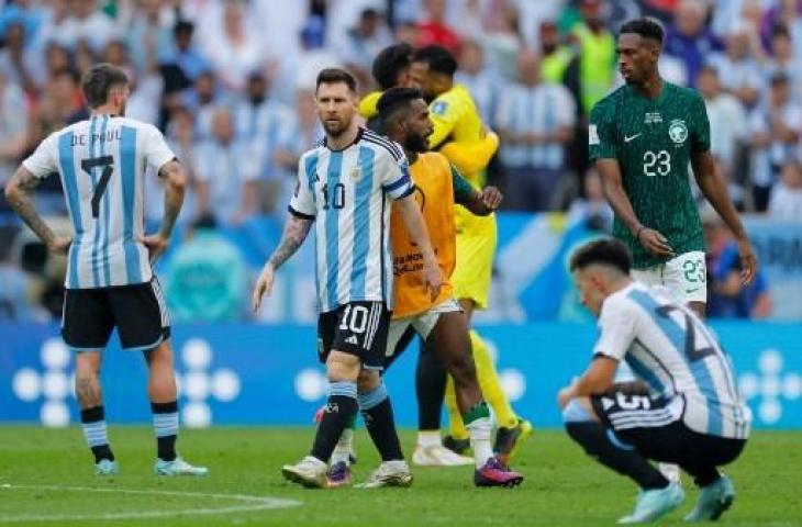 Lionel Messi nampak sedih usai Argentina kalah awan Arab Saudi 1-2 di Piala Dunia 2022. (AFP)