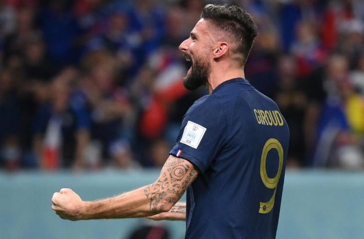 Penyerang Prancis, Olivier Giroud, selebrasi setelah mencetak gol keempat Prancis dalam laga Grup D Piala Dunia 2022 Qatar melawam Australia di Stadion Al-Janoub di Al-Wakrah, selatan Doha pada 22 November 2022. (AFP/FRANCK FIFE)