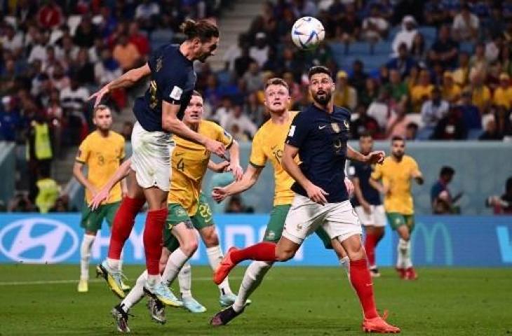 Aksi gelandang Prancis, Adrien Rabiot saat cetak gol ke gawang Australia di Piala Dunia 2022. (AFP)