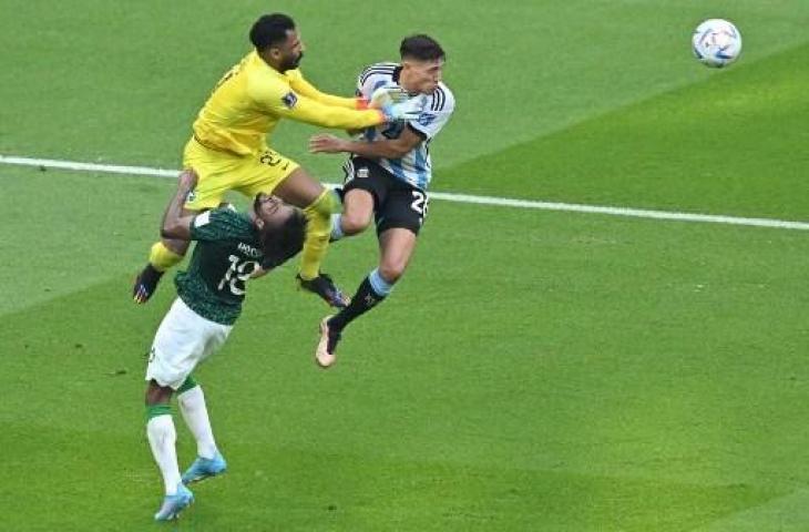 Yasser Al Shahrani alami cedera mengerikan usai kepala kena dengkul kiper Arab Saudi saat kalahkan Argentina di Piala Dunia 2022. (AFP)