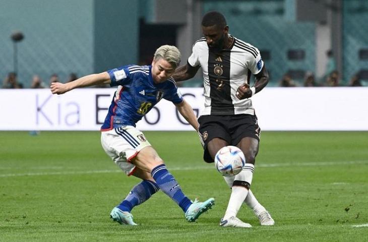 Pemain Jepang Takuma Asano berebut bola dengan penggawa Jerman Antonio Rudiger di Piala Dunia 2022. (AFP/Jewel Samada)