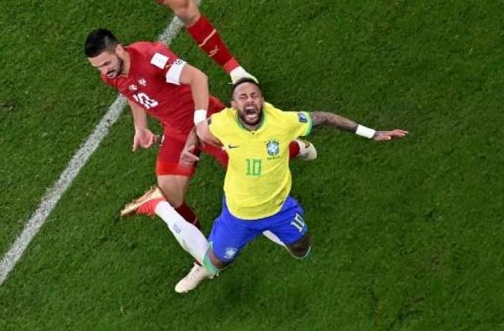 Momen Neymar alami cedera usai kena tekel saat laga Brasil vs Serbia. (AFP)