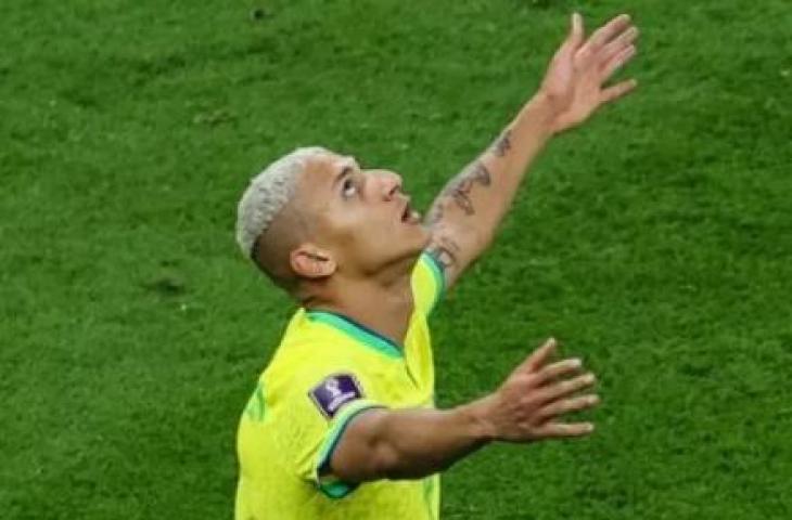 Penyerang Brasil #09 Richarlison merayakan golnya pad pertandingan sepak bola Grup G Piala Dunia Qatar 2022 antara Brasil dan Serbia di Stadion Lusail di Lusail, utara Doha pada 24 November 2022. Giuseppe CACACE/AFP