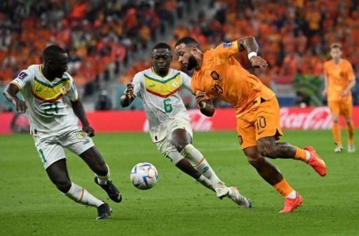 Aksi Memphis Depay saat Belanda kalahkan Senegal 2-0 di Piala Dunia 2022. (AFP)