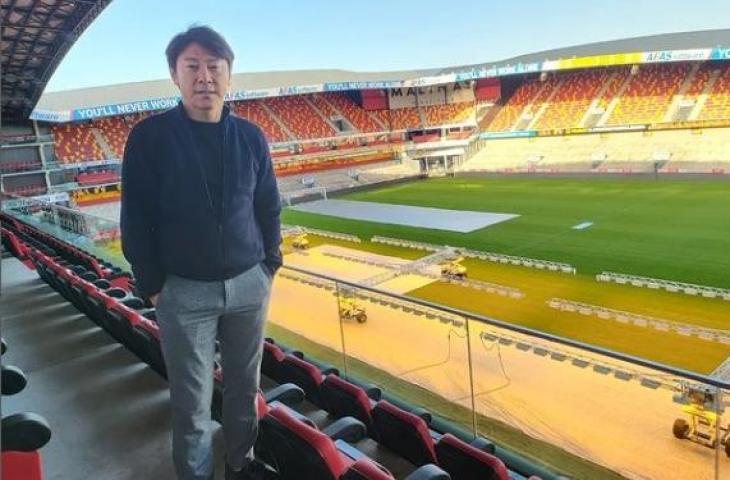 Shin Tae-yong ketika berada di stadion KV Mechelen. (Instagram/shintaeyong7777)