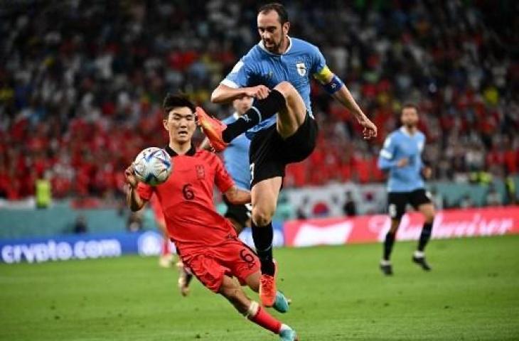 Diego Godin saat perkuat Uruguay di Piala Dunia 2022. (AFP)