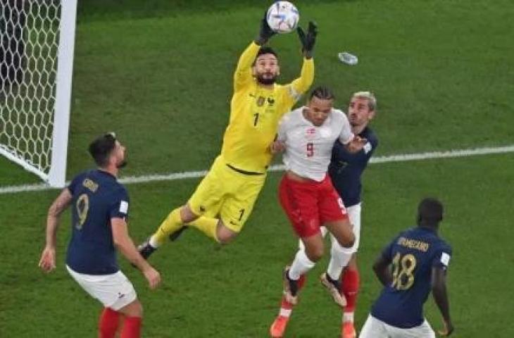 Kiper Prancis Hugo Lloris menangkap bola selama pertandingan sepak bola Grup D Piala Dunia 2022 antara Prancis dan Denmark di Stadion 974 di Doha, Qatar, Sabtu (26/11/2022). [Antonin THUILLIER / AFP]