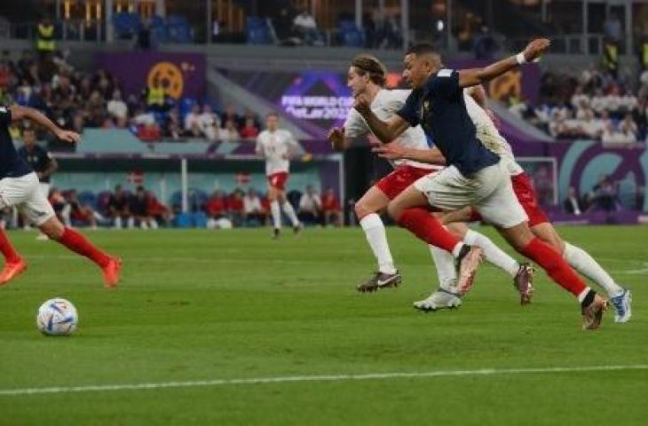 Kylian Mbappe cetak 2 gol saat Prancis kalahkan Denmark 2-1 untuk memastikan tiket 16 besar Piala Dunia 2022. (AFP)