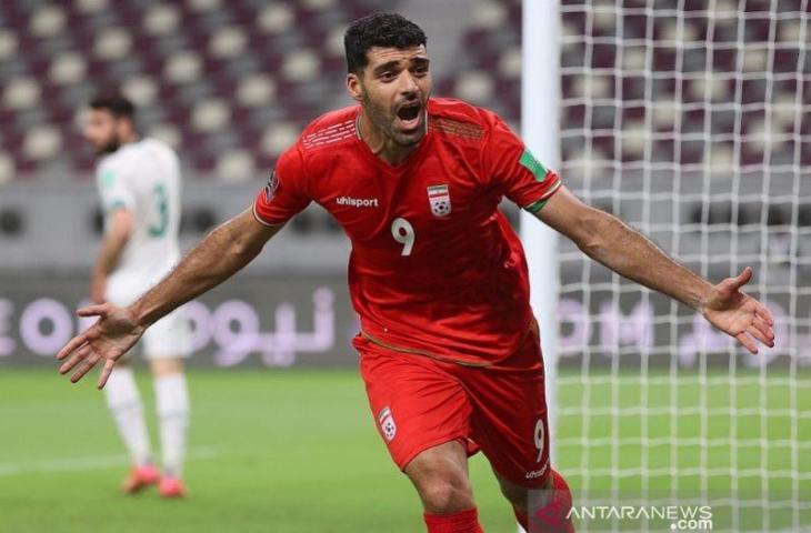 Penyerang tim nasional Iran Mehdi Taremi merayakan golnya ke gawang Irak dalam lanjutan putaran ketiga kualifikasi Piala Dunia 2022 zona Asia di Stadion Internasional Khalifa, Doha, Qatar, Selasa (7/9/2021). (ANTARA/AFP/Karim Jaafar)