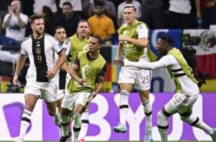 Para pemain Jerman merayakan gol #09 Niclas Fullkrug (kiri) merayakan dengan rekan setimnya pada pertandingan sepak bola Grup E Piala Dunia Qatar 2022 antara Spanyol dan Jerman di Stadion Al-Bayt di Al Khor, utara Doha pada 27 November 2022. JAVIER SORIANO / AFP