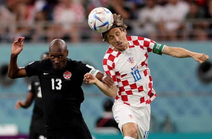 Gelandang Kanada, Atiba Hutchinson, dan gelandang Kroasia, Luka Modric, melakukan sundulan dalam pertandingan Grup F Piala Dunia Qatar 2022 antara Kroasia dan Kanada di Stadion Internasional Khalifa di Doha pada 27 November 2022. (AFP/Adrian Dennis)