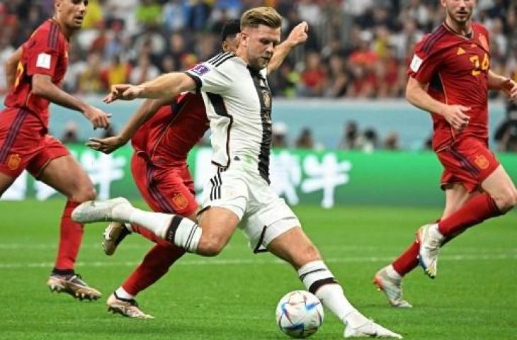 Aksi Niclas Fullkrug cetak gol penyama kedudukan saat Jerman tahan imbang Spanyol 1-1 di Piala Dunia 2022. (AFP)