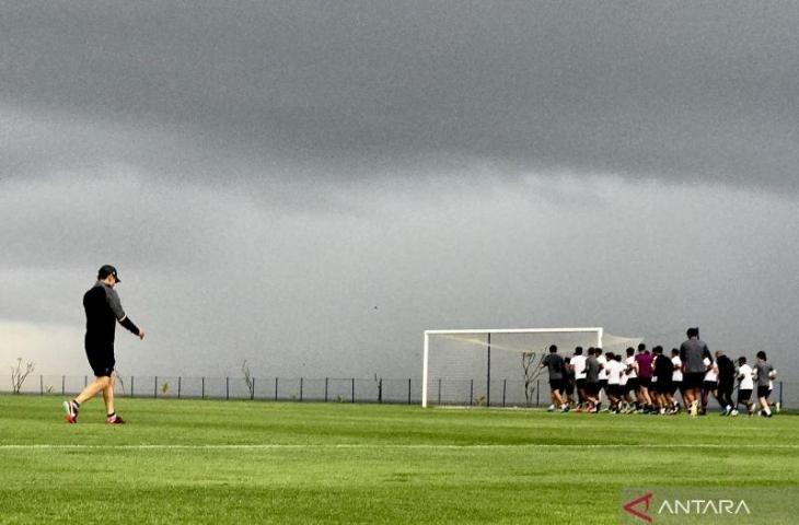 Pelatih Timnas Indonesia Shin Tae-yong (kiri) berjalan mengawasi sesi latihan di lapangan di Training Ground Bali United, Pantai Purnama, Gianyar, Bali, Senin (28/11/2022), saat pemusatan latihan perdana timnas senior menjelang Piala AFF 2022. ANTARA/Genta Tenri Mawangi