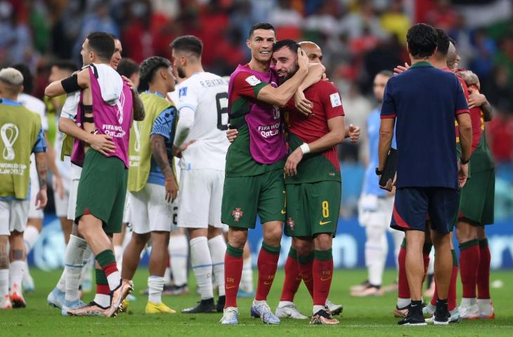 Selebrasi Bruno Fernandes dan Cristiano Ronaldo usai antar Portugal kalahkan Uruguay 2-0 di Piala Dunia 2022. (Twitter)