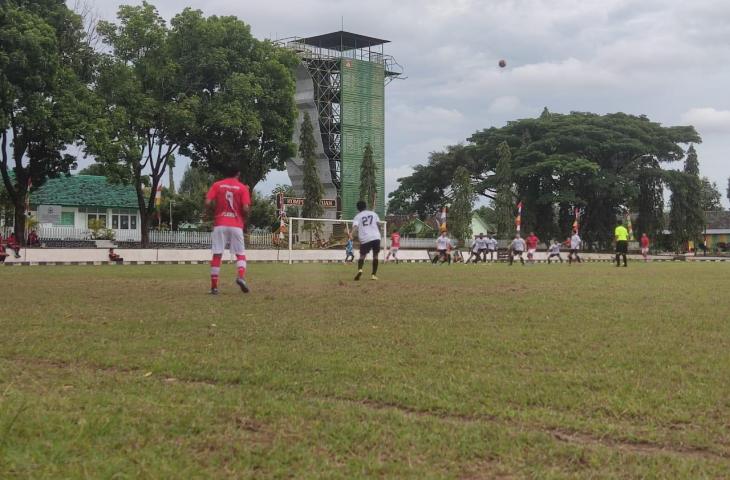 Suasana pertandingan final turnamen sepak bola Piala Danrem 072/Pamungkas (www.mxkc.sbs/Gagah Radhitya)