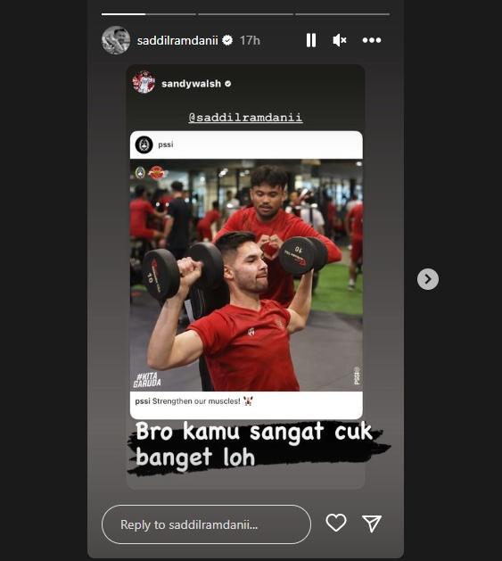 Saddil Ramdani keluarkan komentar kocak saat foro di belakang Sandy Walsh. (Instagram/saddilramdanii)