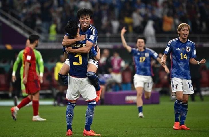 Selebrasi pemain Timnas Jepang usai kalahkan Spanyol di matchday terakhir Grup E Piala Dunia 2022, Jumat (2/12/2022). (AFP/Anne-Christine POUJOULAT)