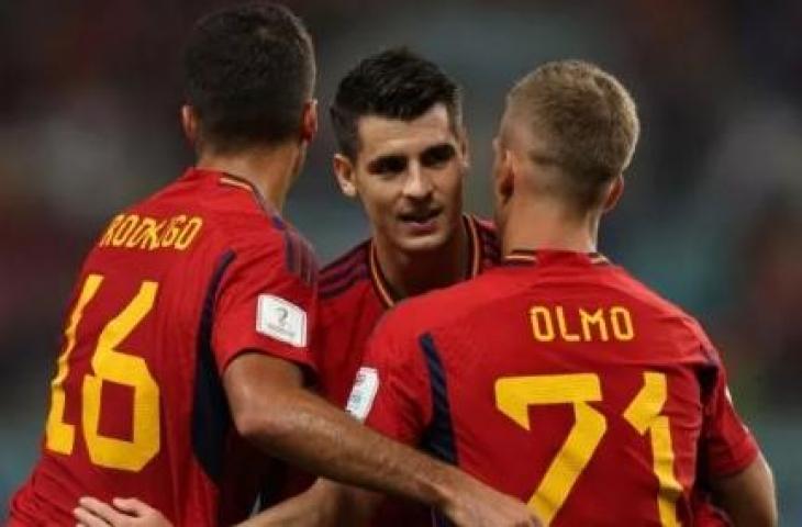 Penyerang Timnas Spanyol alvaro Morata (Tengah) merayakan gol pertama timnya selama matchday ketiga Grup E Piala Dunia 2022 antara Jepang vs Spanyol di Stadion Internasional Khalifa di Doha pada 1 Desember 2022. (Adrian DENNIS / AFP)