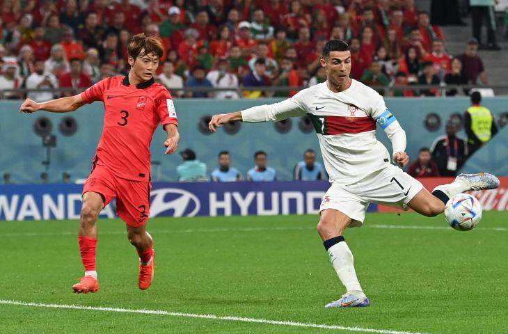 Kapten Timnas Portugal saat lawan Korea Selatan di matchday terakhir Grup H Piala Dunia 2022. (AFP/Glyn Kirk)