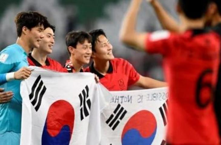 Pemain Timnas Korea Selatan melakukan selebrasi usai laga Piala Dunia 2022 kontra Portugal di Stadion Education City, Al Rayyan, Qatar, Jumat (2/12/2022) malam WIB. [PATRICIA DE MELO MOREIRA / AFP]