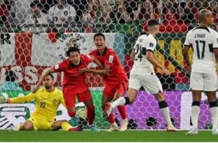 Pemain Korea Selatan Kim Young-Gwon menjebol gawang Portugal dalam pertandingan ketiga Grup H Piala Dunia 2022 di Educational City Stadium, Jumat (2/12/2022). [AFP]