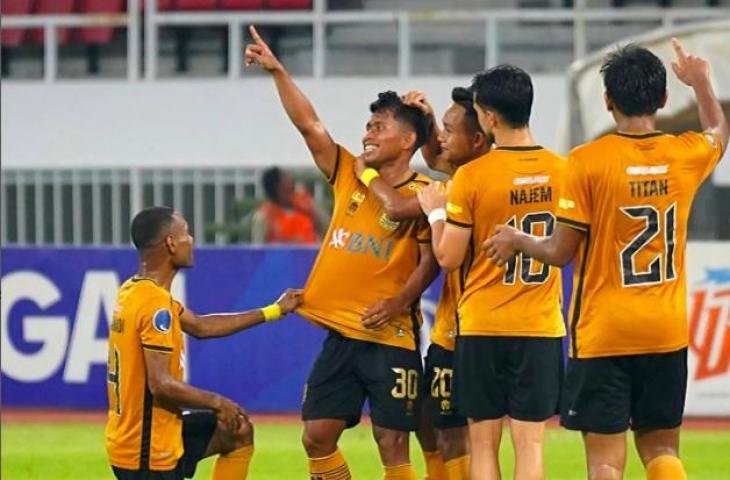 Selebrasi Andik Vermansyah usai cetak gol saat Bhayangkara FC kalahkan PSS Sleman 3-1 di Liga 1 2022. (Instagram/bhayangkarafc)