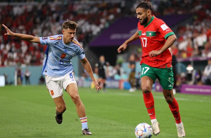 Pemain Timnas Maroko beradu kuat dengan Spanyol dalam babak 16 besar Piala Dunia di Stadion Education City, Selasa (6/12/2022). (Twitter/@FaktaSepakbola)