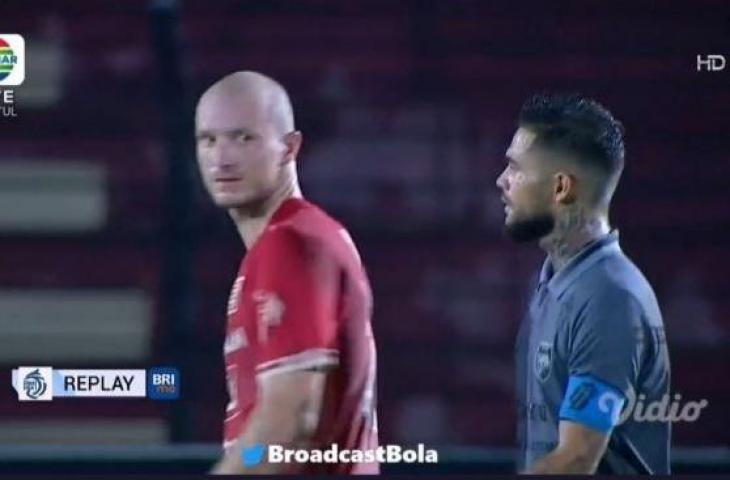 Perselisihan antara Diego Michiels dengan Michael Krmencik (Tangkapan Layar)