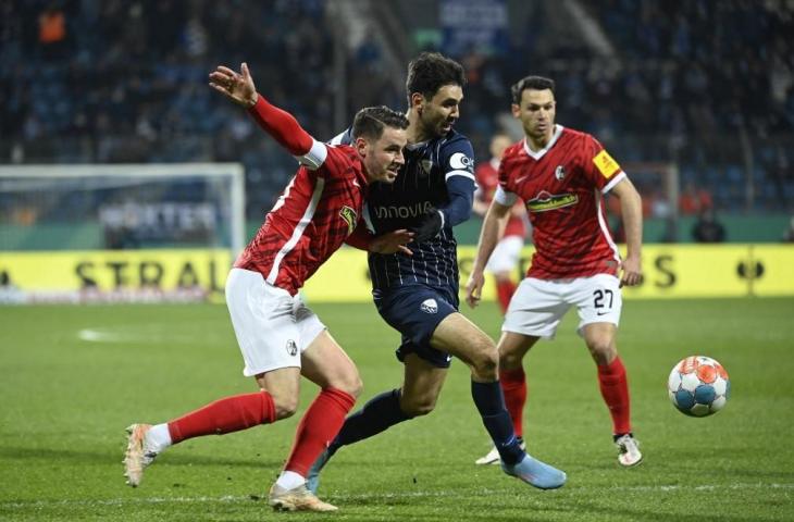 Gerrit Holtmann (tengah) bersaing untuk mendapatkan bola dalam laga perempat final Piala Jerman (DFB Pokal) Bochum v Freiburg di Bochum, Jerman Barat, pada 2 Maret 2022. (AFP/Ina Fassbender)