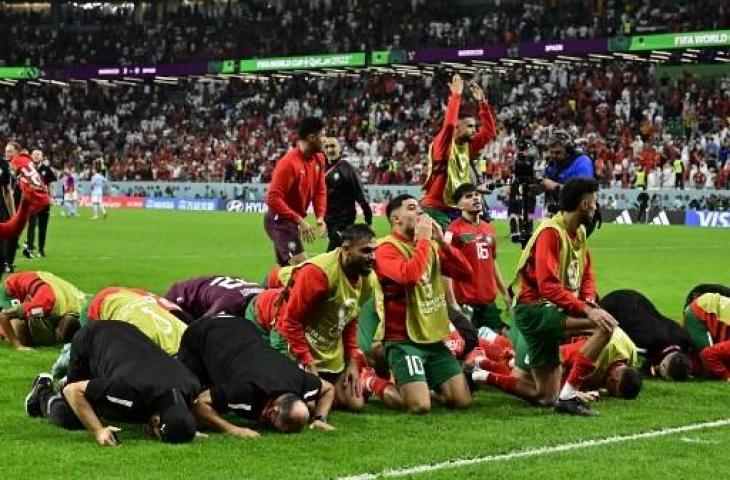 Sujud syukur pemain Timnas Maroko usai lolos ke perempat final Piala Dunia 2022. (AFP)