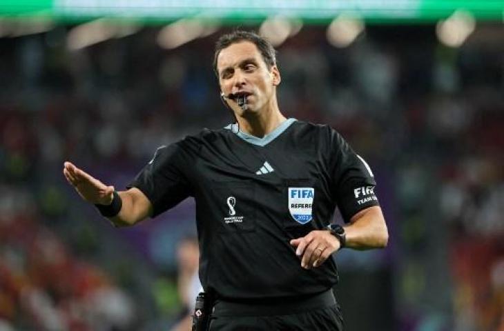 Wasit asal Argentina, Fernando Rapallini saat pimpin laga antara Maroko vs Spanyol di 16 besar Piala Dunia 2022. (AFP)