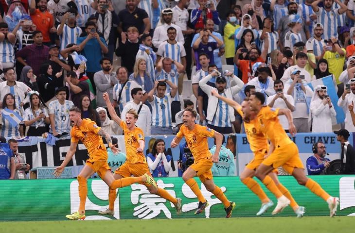 Para pemain Belanda merayakan gol ke gawang Argentina saat perempat final Piala Dunia 2022 di Stadion Ikonik Lusail, Qatar, Sabtu (10/12/2022). (Twitter/@btsportfootball)