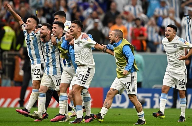 Para pemain Argentina merayakan setelah mengalahkan Belanda dalam adu penalti pada babak perempat final Piala Dunia Qatar 2022 di Stadion Lusail, utara Doha, pada 9 Desember 2022. (AFP/Manan Vatsyayana)