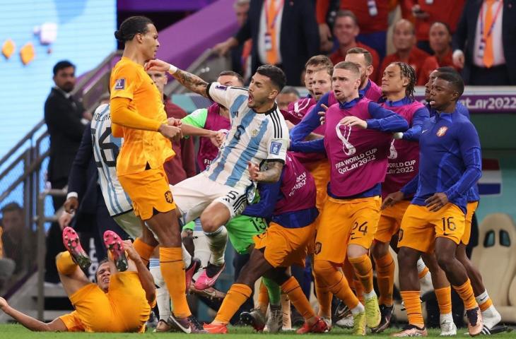 Pemain Timnas Belanda dan Argentina bersitegang saat laga perempat final Piala Dunia 2022, di Stadion Ikonik Lusail, Qatar, Sabtu (10/12/2022). (Twitter/@JacobsBen)