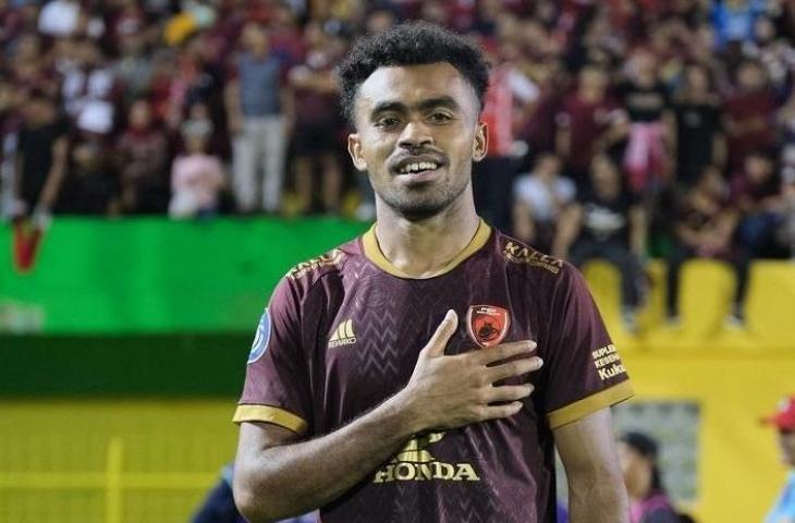 Pemain Timnas Indonesia, Yakob Sayuri saat membela PSM Makassar. (Twitter/@IndoTrasnfer)