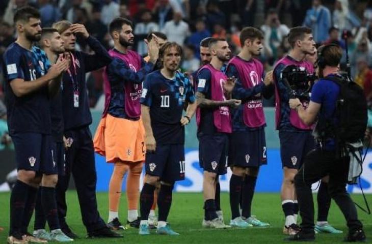 Luka Modric tertunduk sedih usai Kroasia gagal ke final Piala Dunia 2022. (AFP)