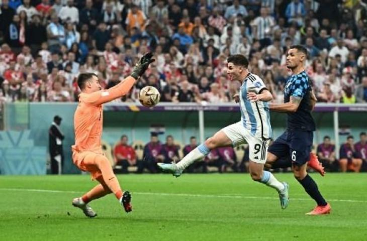 Aksi Julian Alvarez cetak gol ketiga kemenangan Argentina atas Kroasia di semifinal Piala Dunia 2022. (AFP)