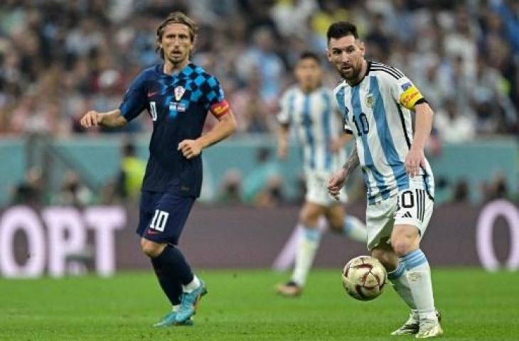 Aksi Luka Modric saat Kroasia tumbang lawan Argentina 0-3 di semifinal Piala Dunia 2022. (AFP)