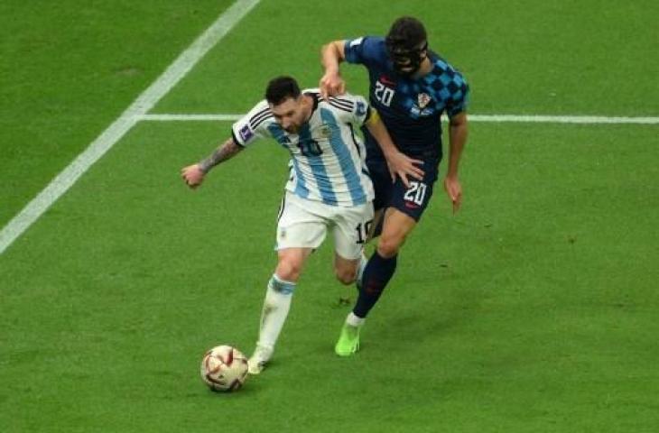 Potret duel Josko Gvardiol dengan Lionel Messi saat Kroasia kalah 0-3 lawan Argentina di semifinal Piala Dunia 2022. (AFP)