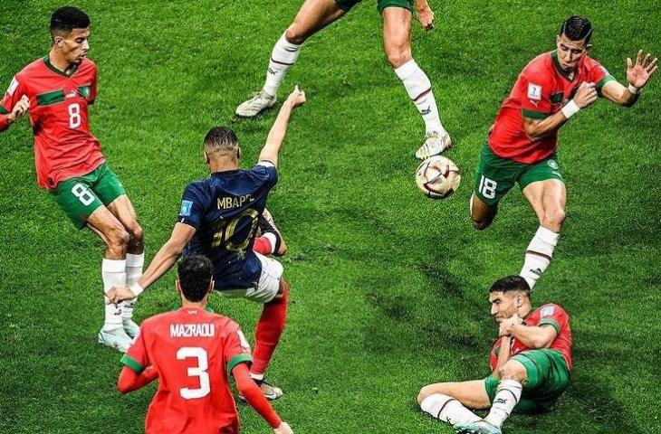 Penyerang Timnas Prancis, Kylian Mbappe dijaga ketat lima pemain Maroko saat semifinal Piala Dunia 2022, Kamis (15/12/2022), dini hari WIB. (Instagram/@k.mbappe)