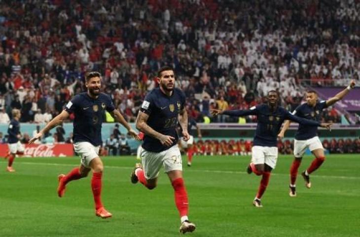 Selebrasi Theo Hernandez usai cetak gol saat Prancis kalahkan Maroko 2-0 untuk lolos ke final Piala Dunia 2022. (AFP)